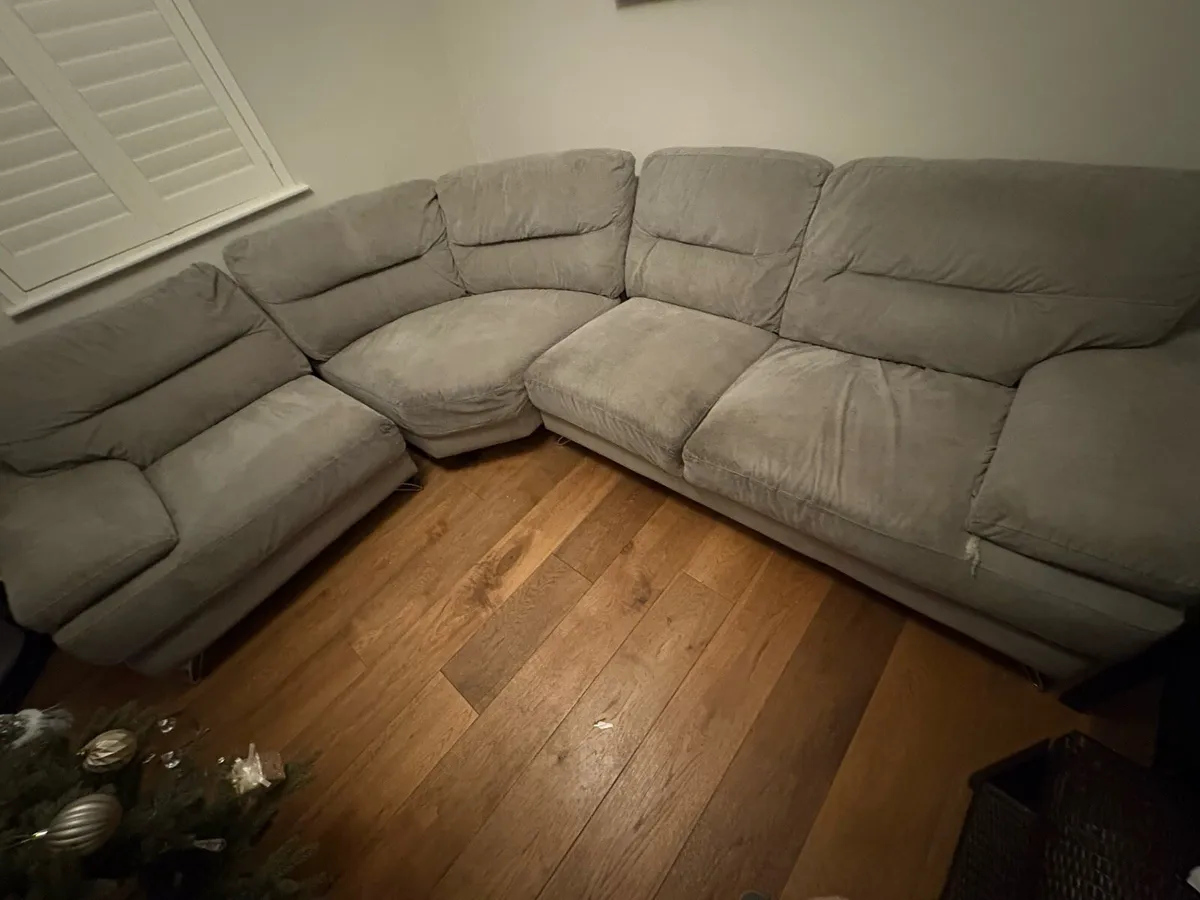 L-shaped couch - Image 1