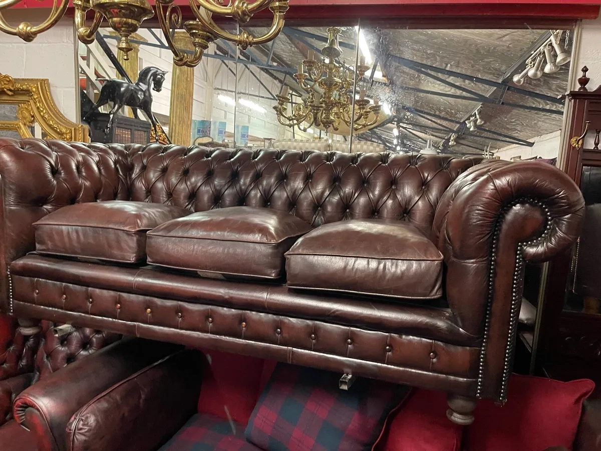 Leather chesterfield sofa 🎄🎄🎄