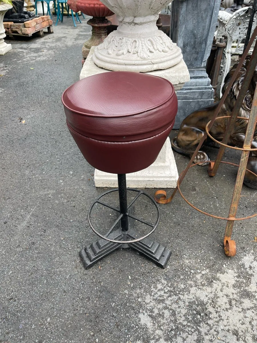 10 Cast iron pub/bar stools - Image 4