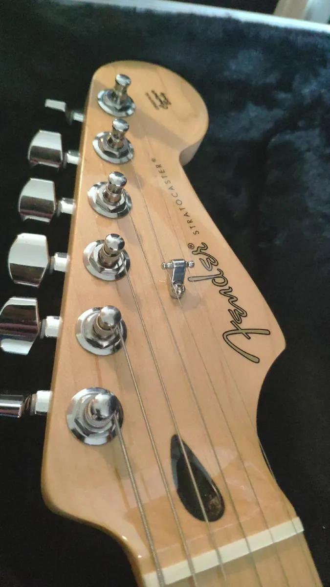 Fender Player Series Plus-Top Stratocaster - Image 3