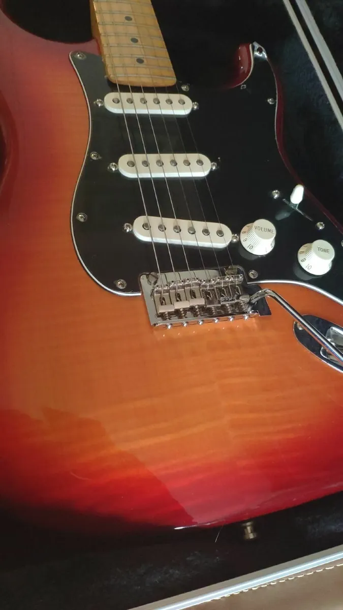 Fender Player Series Plus-Top Stratocaster - Image 4