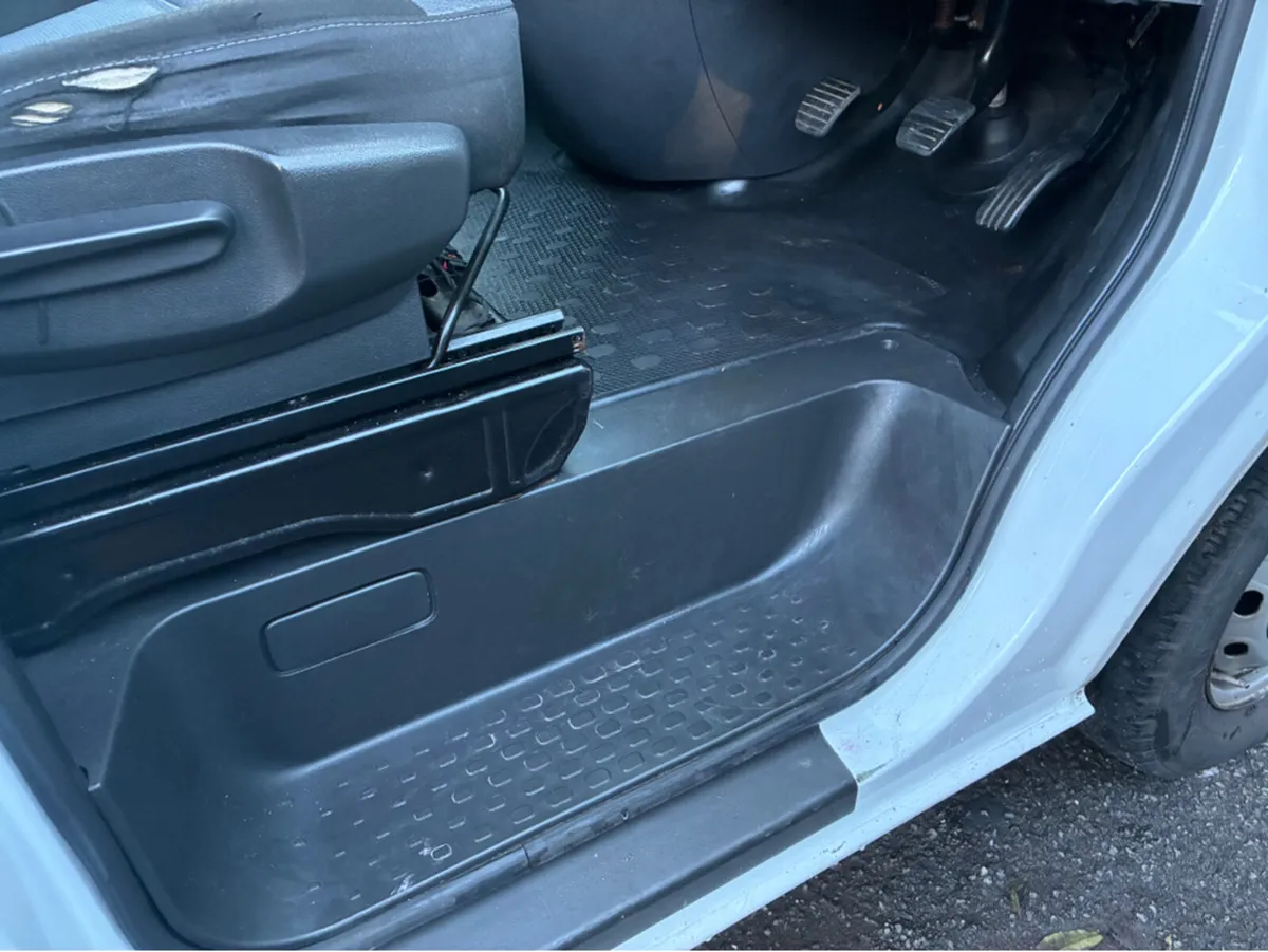 Opel Vivaro 2.0 Diesel Manual 9 Seater - Image 2