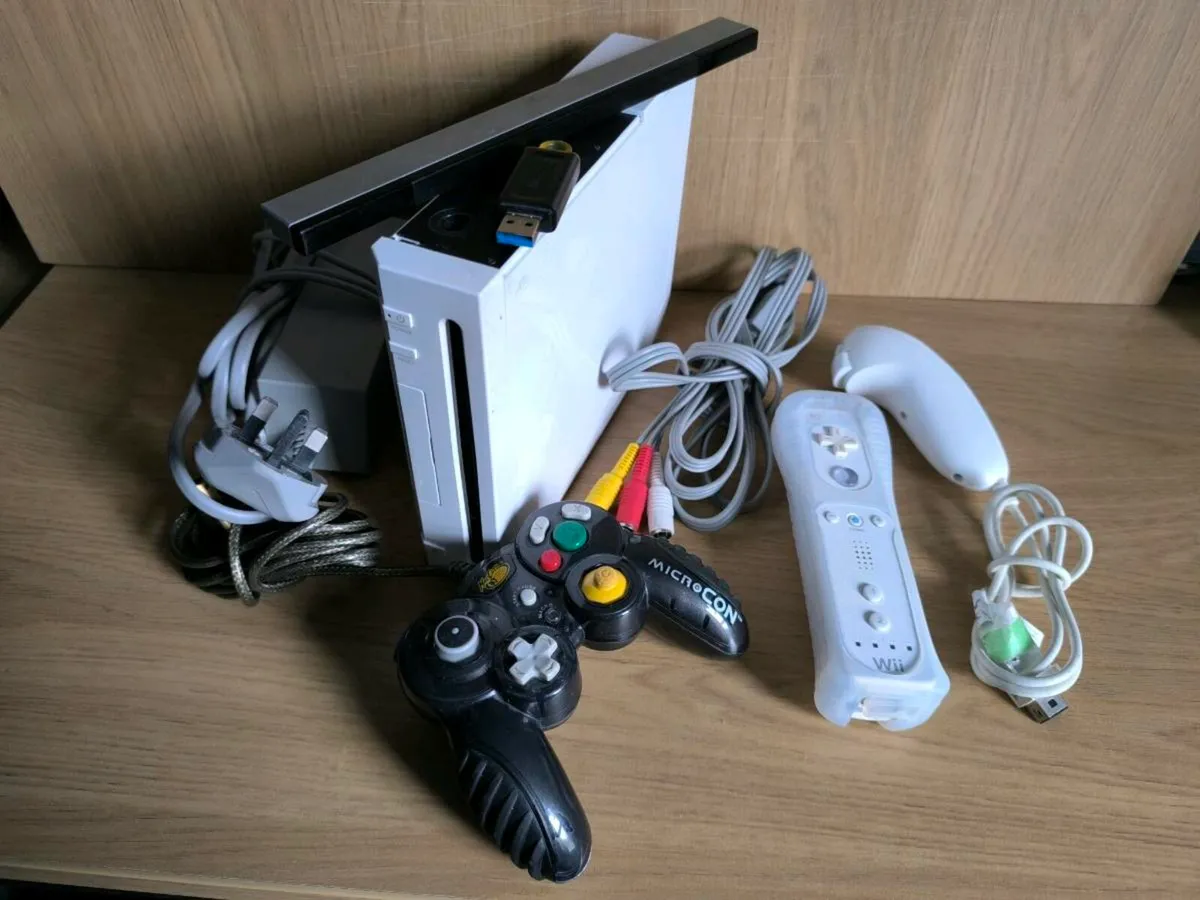 Nintendo Wii with 70 games - Image 2