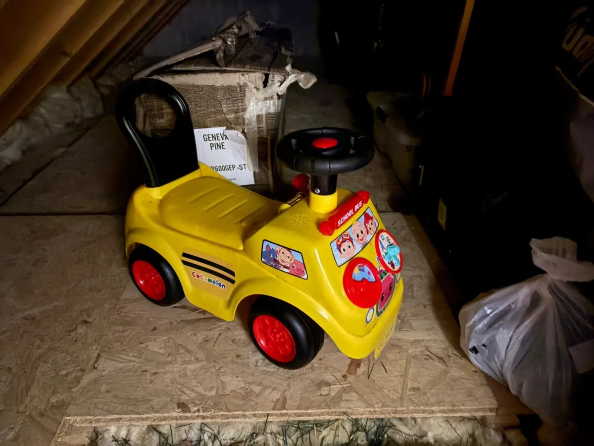 Cocomelon ride on car - Image 2