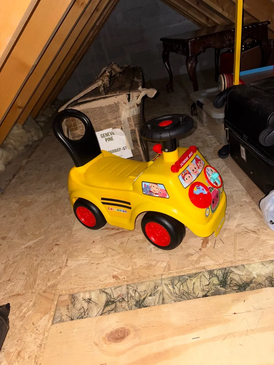 Cocomelon ride on car - Image 1