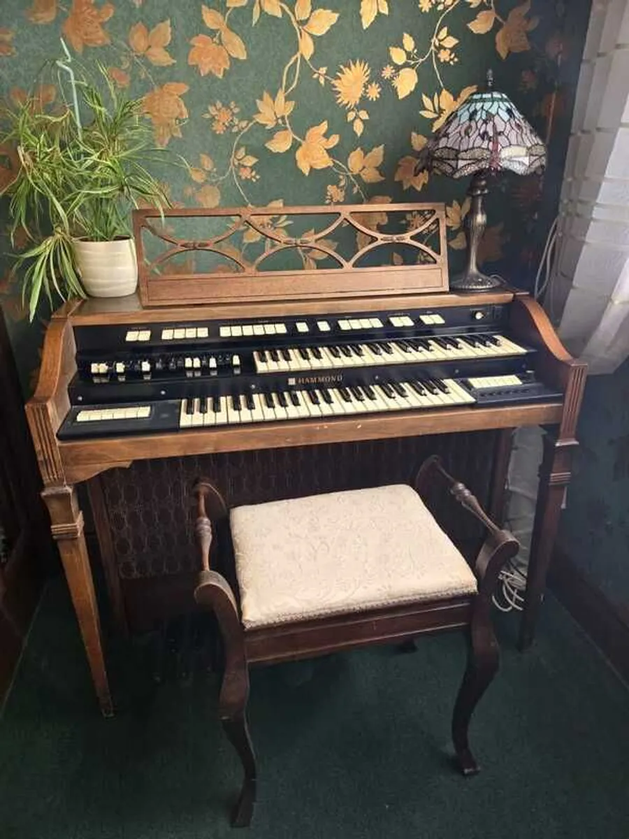 Vintage Hammond Spinet Organ