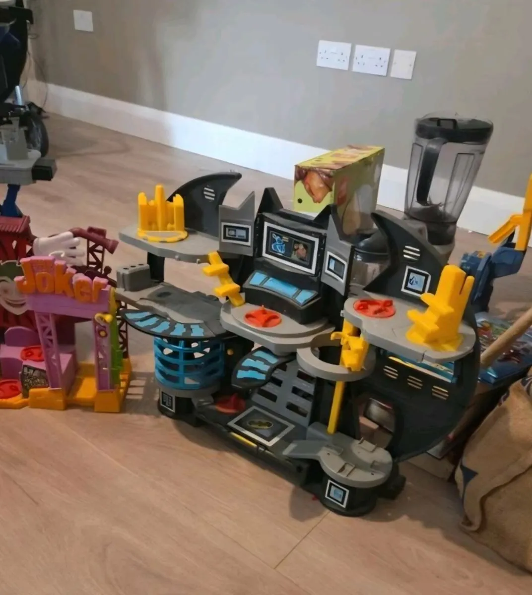 Batman village - Image 1