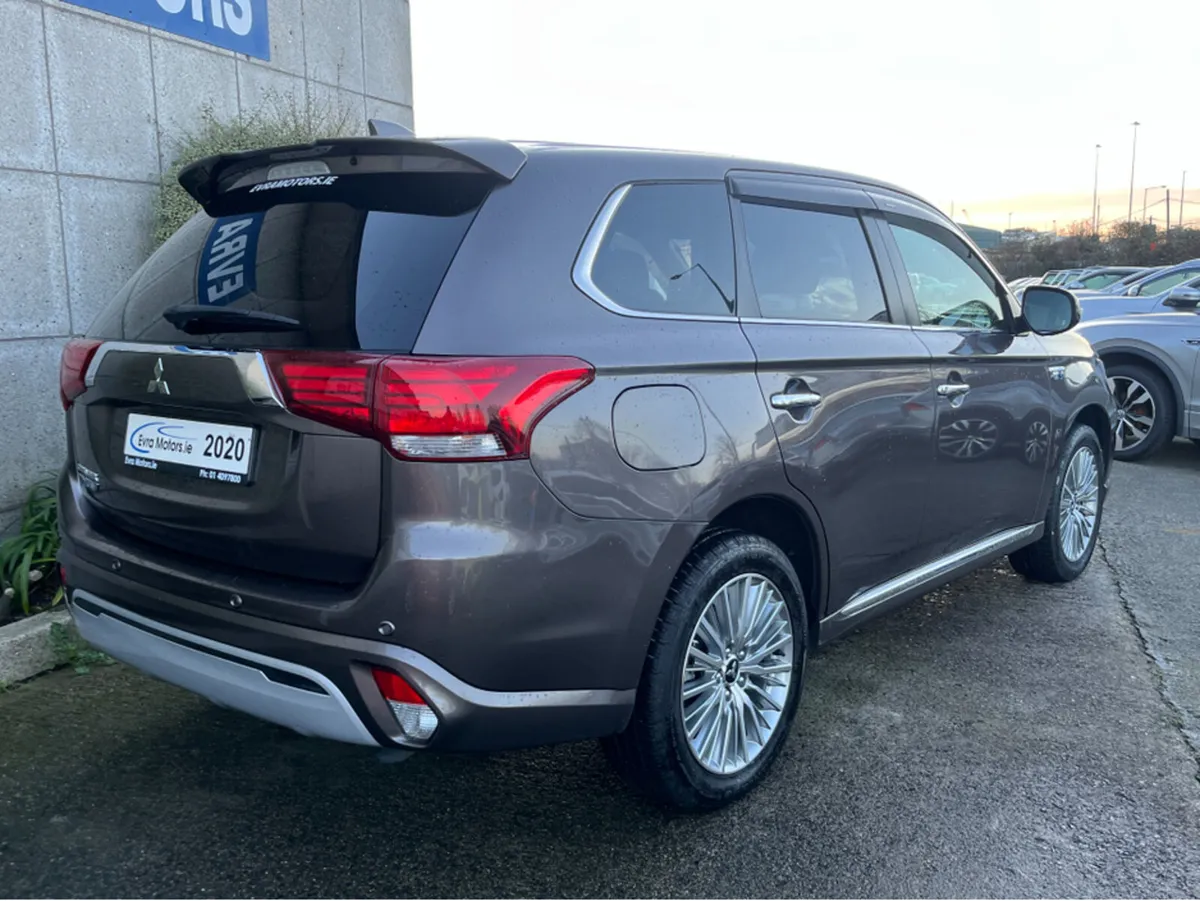 Mitsubishi Outlander G 4WD AUTOMATIC HYBRID PHEV 2 - Image 4