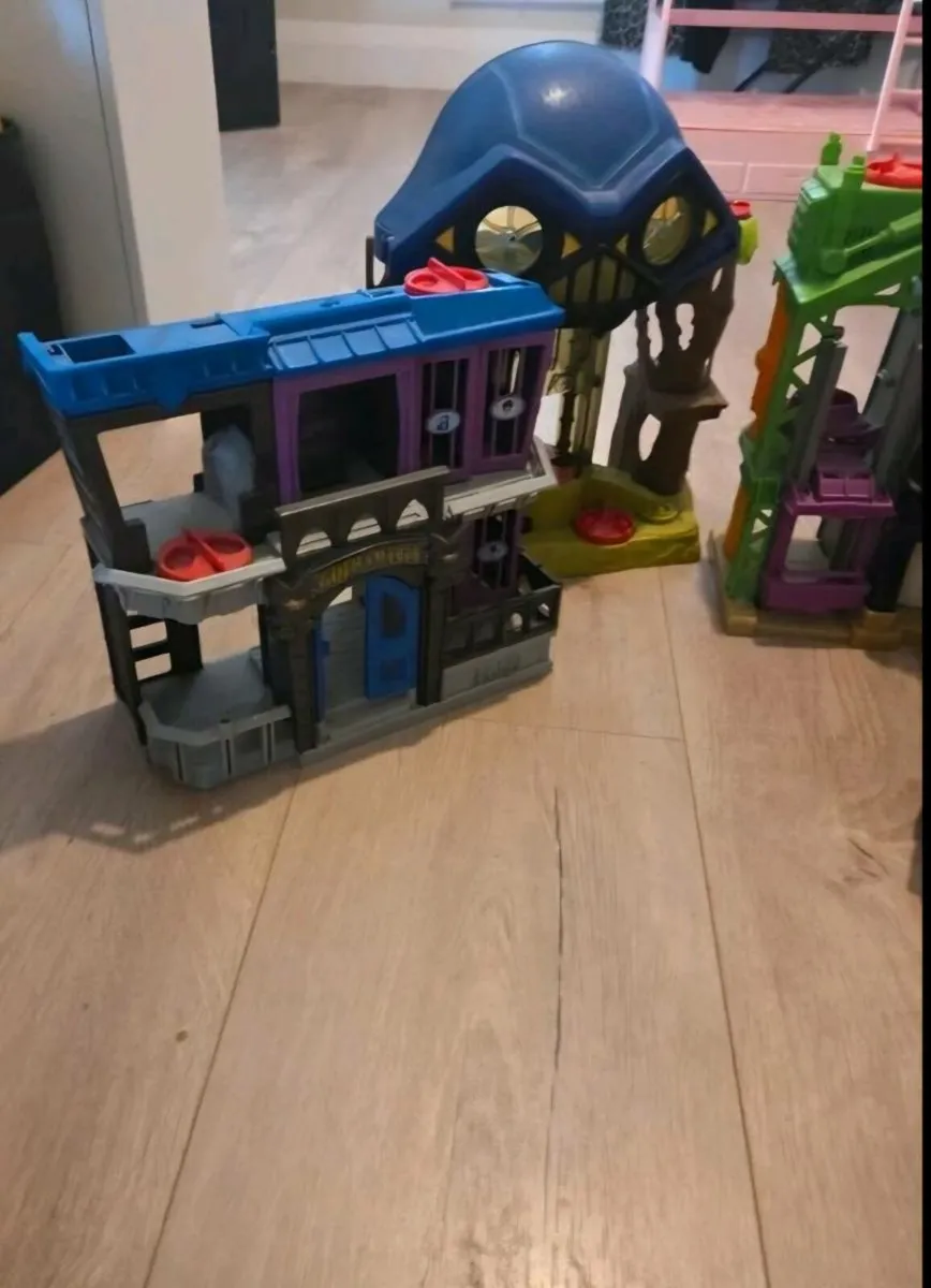 Batman village - Image 2