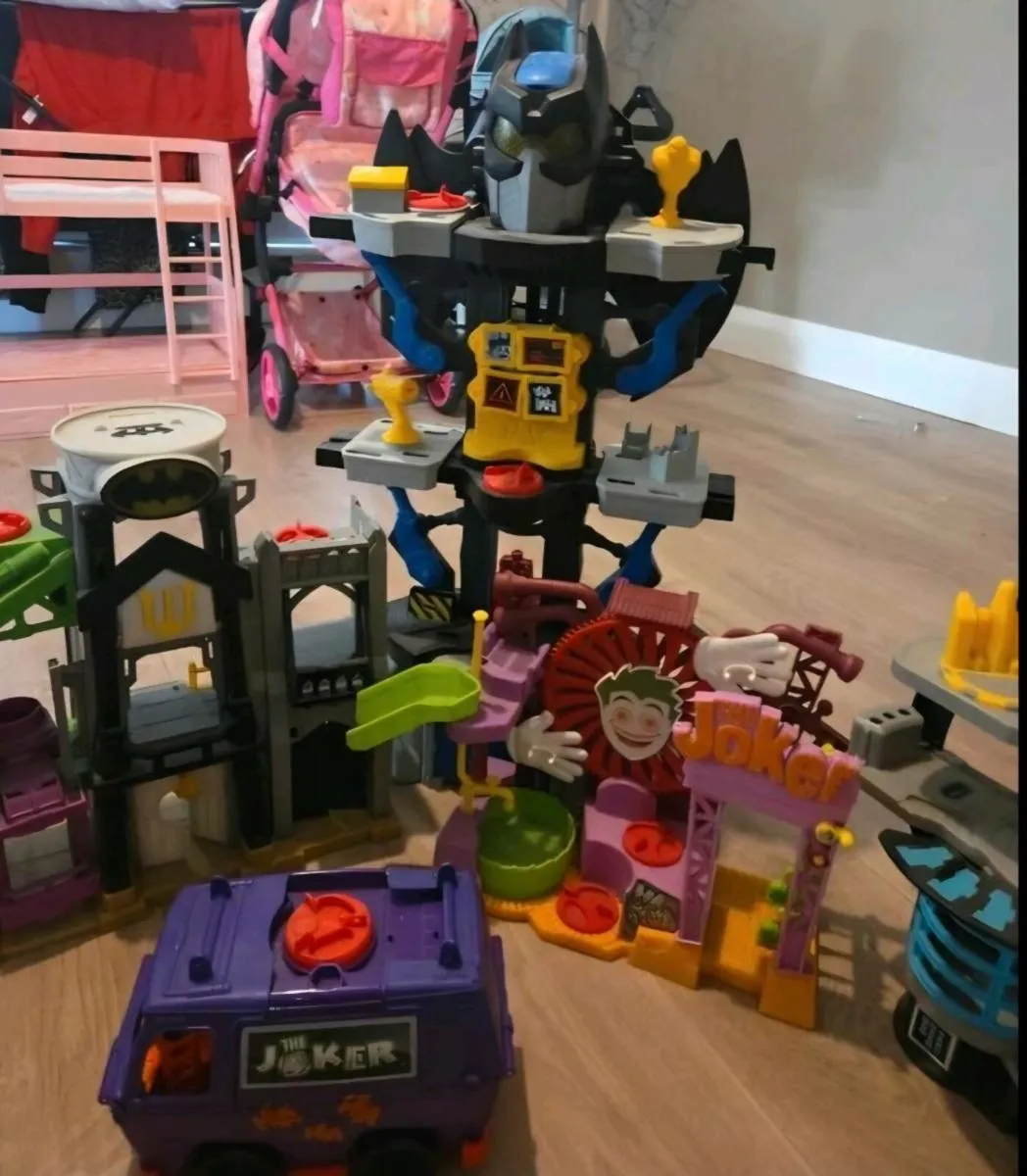 Batman village - Image 3