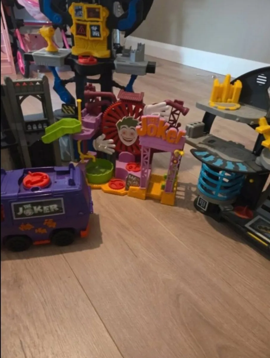 Batman village - Image 4