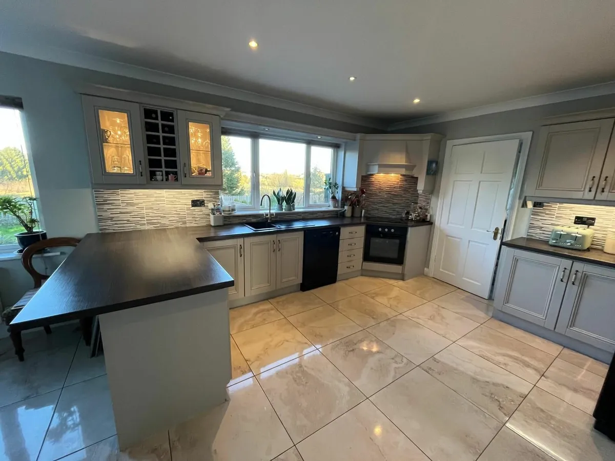 Entire Kitchen - Image 1