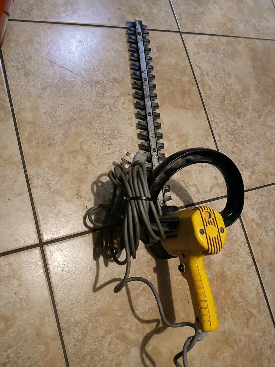 Mcculloch electric hedge trimmers working perfect - Image 1