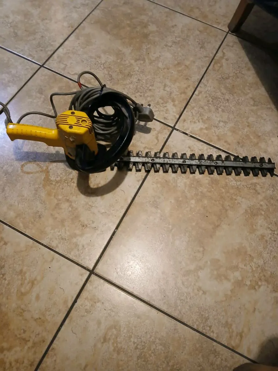 Mcculloch electric hedge trimmers working perfect - Image 2