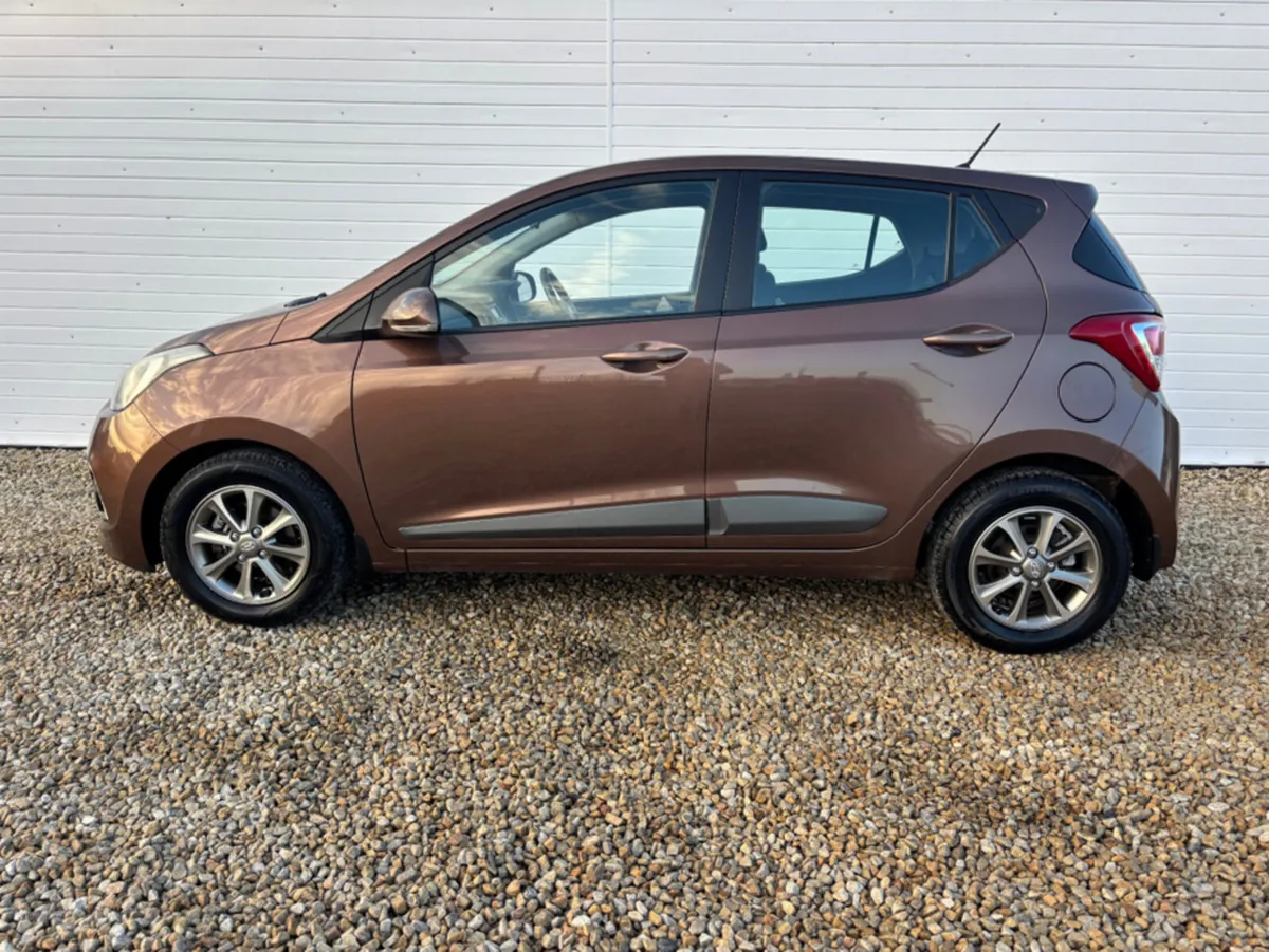 Hyundai i10 DELUXE 4DR - Image 2