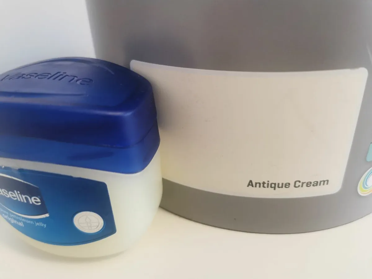 Johnstone's Vinyl Matt Antique Cream 5ltr Paint - Image 2