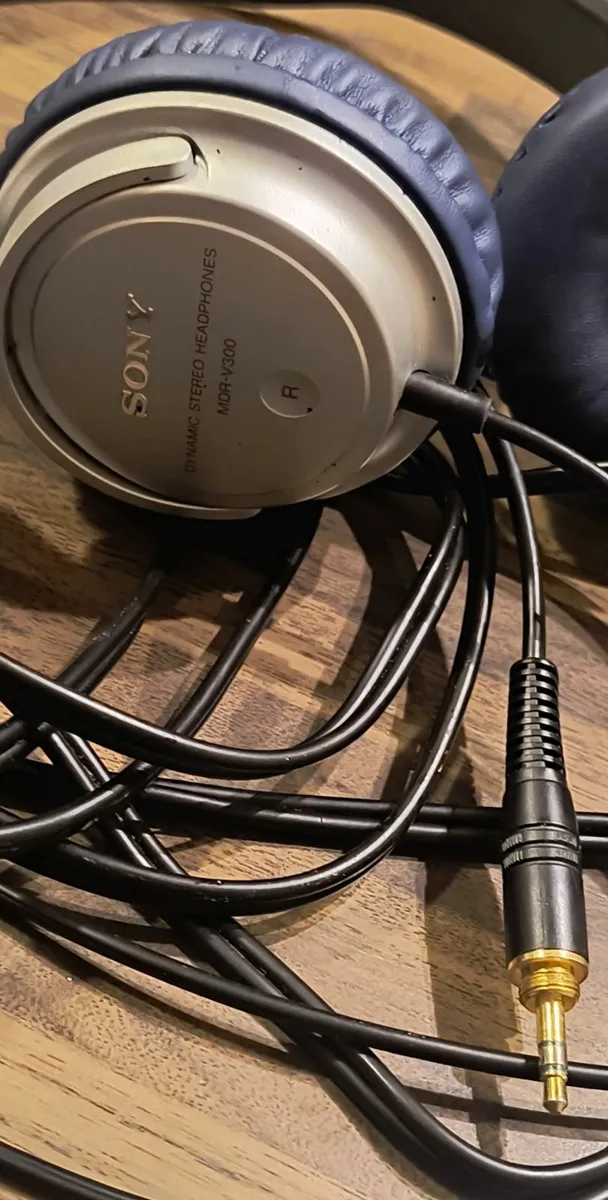 Sony MDR-V300 Studio Monitor - Image 2