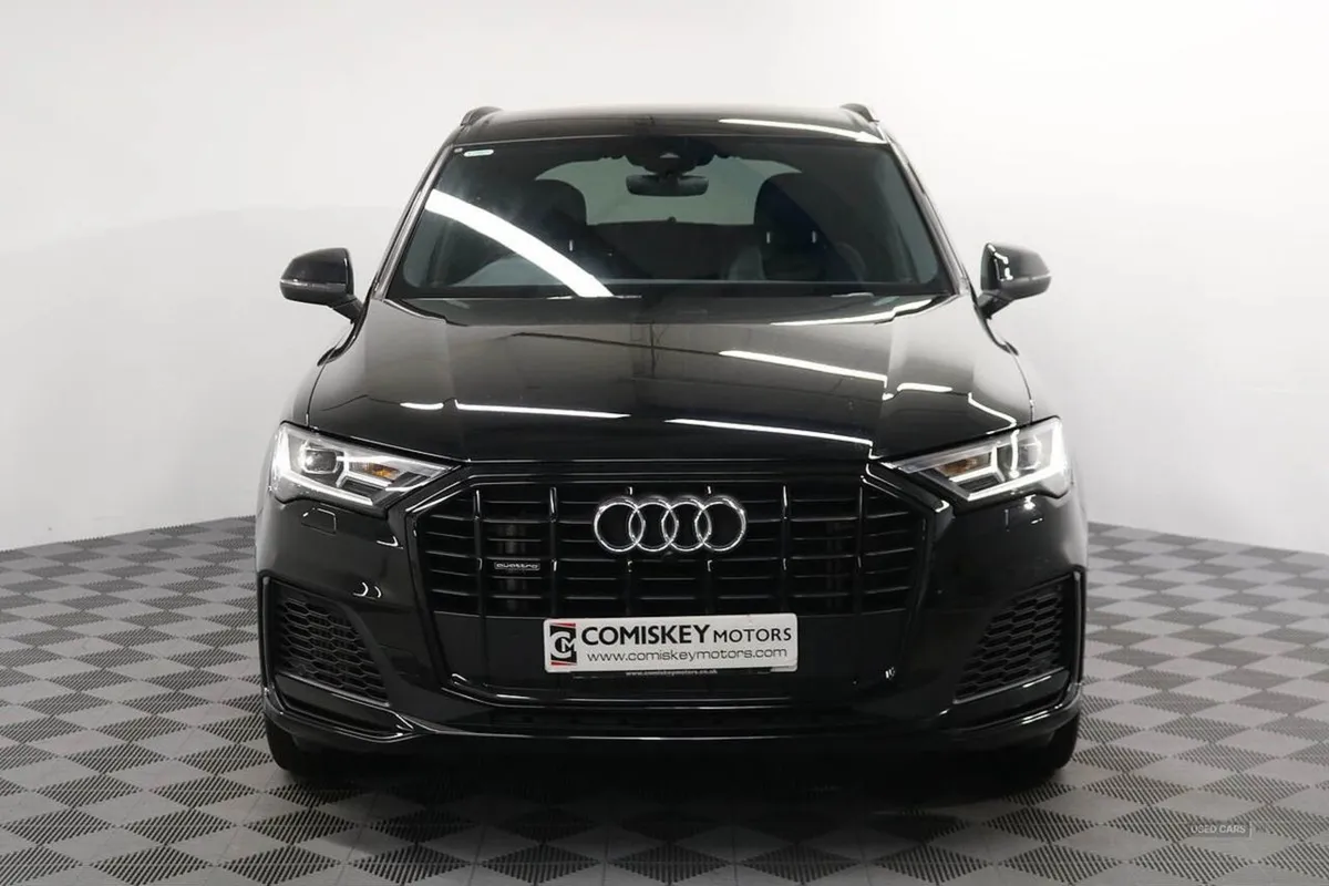 Audi Q7 Tfsie V6 Black Edition - Image 2