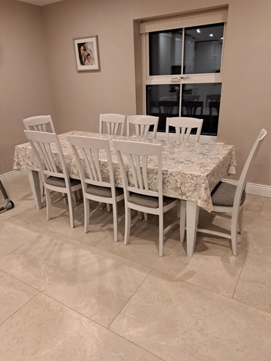 Kitchen table and chairs - Image 4