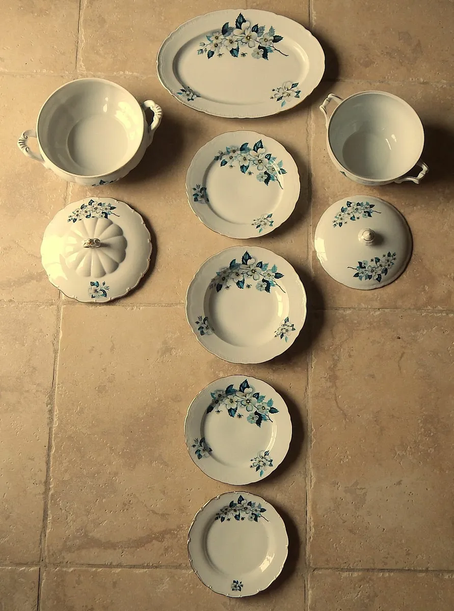 Vintage Porcelain 28 Piece Dinner Service - Image 3