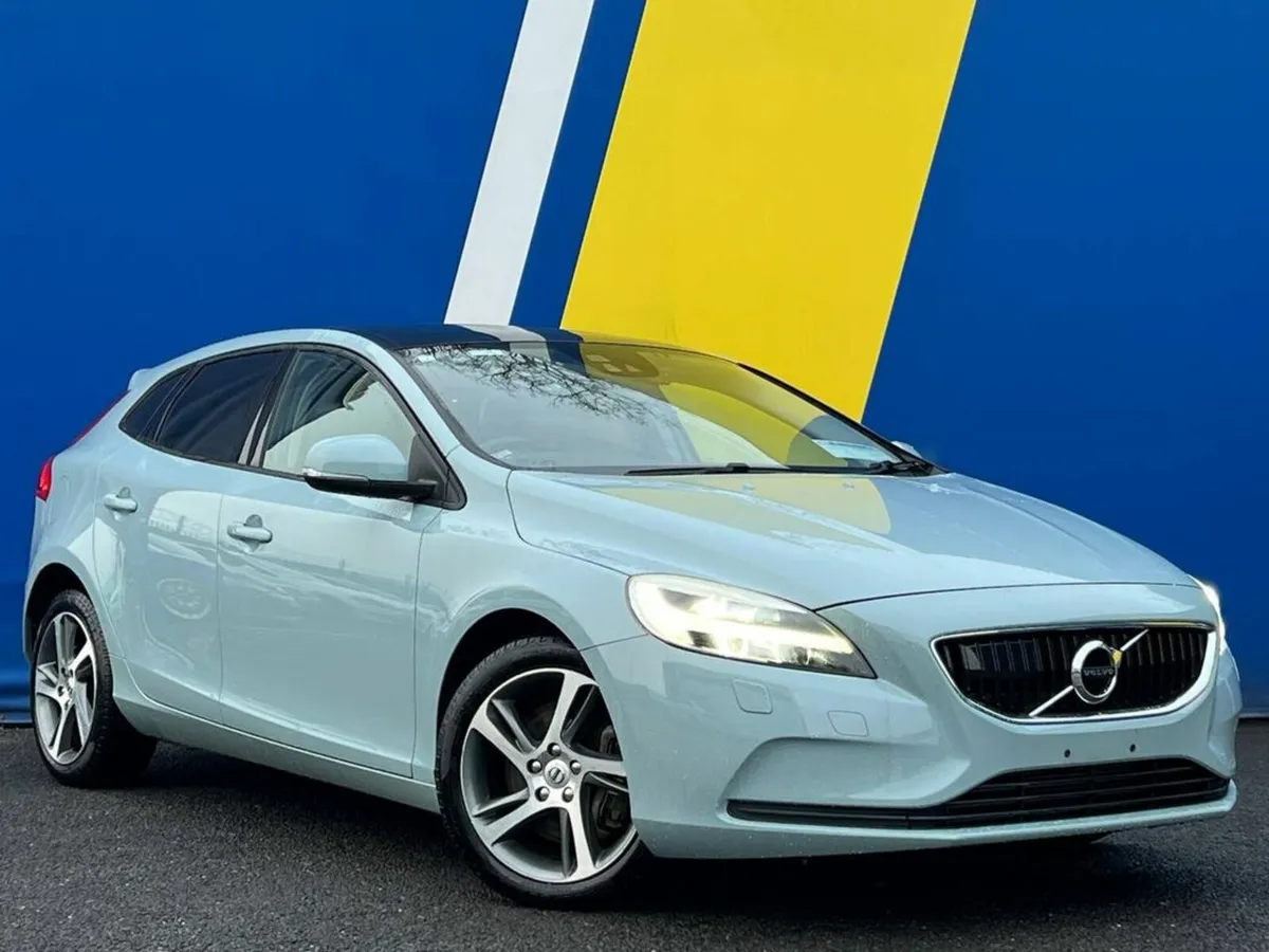 Volvo V40 D4 2.0 D // PANORAMIC SUNROOF // VOLVO S - Image 1