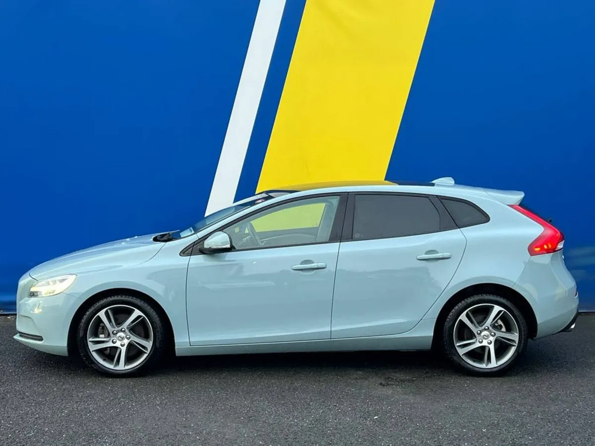 Volvo V40 D4 2.0 D // PANORAMIC SUNROOF // VOLVO S - Image 4