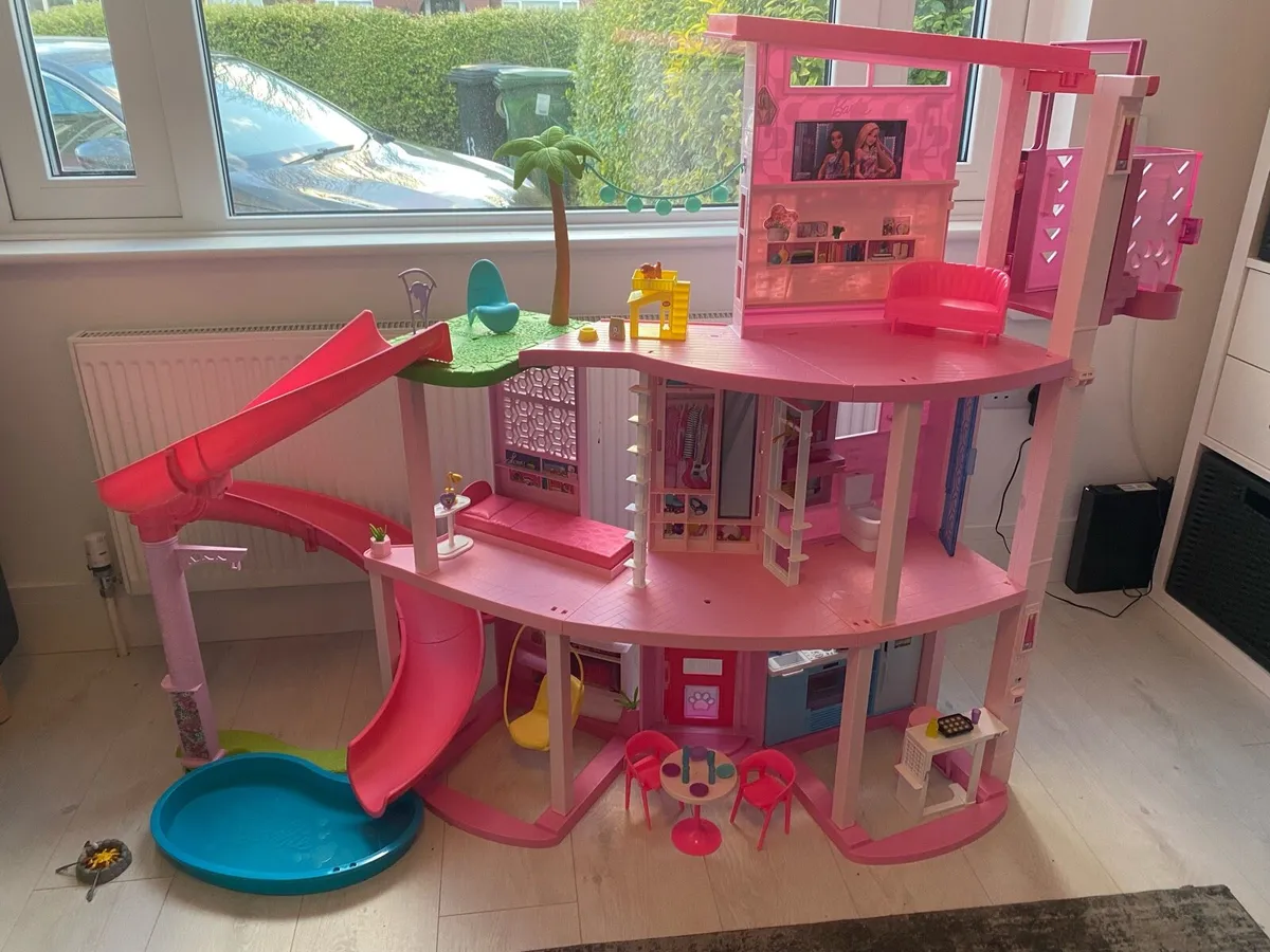 Barbie dream house with house accessories - Image 1