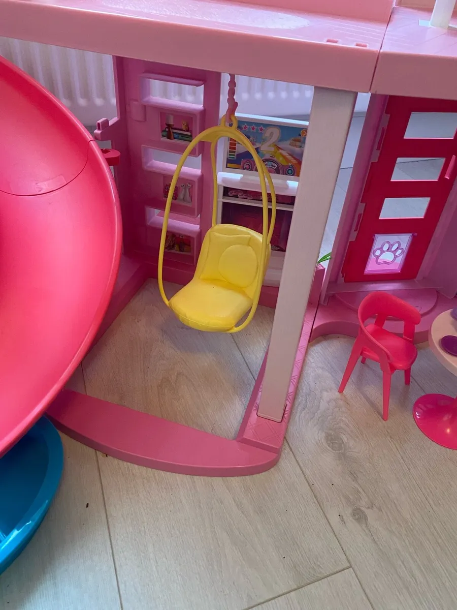 Barbie dream house with house accessories - Image 4