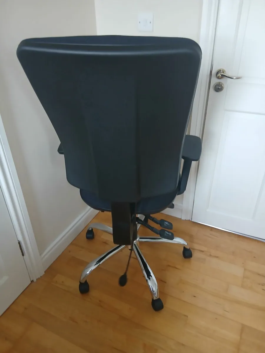 Ergonomic Office Chair - Image 2