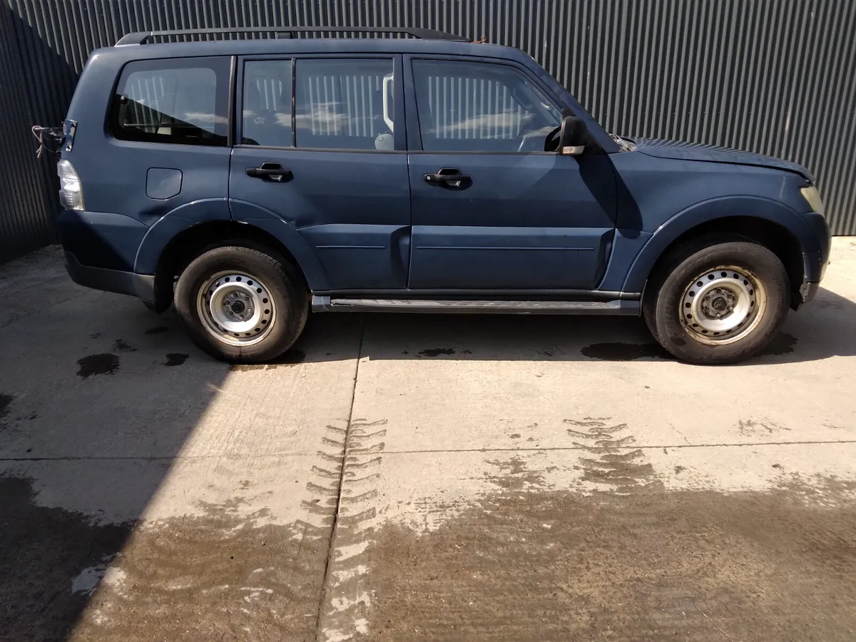 2009 MITSUBISHI PAJERO Breaking/Dismantling - Image 2