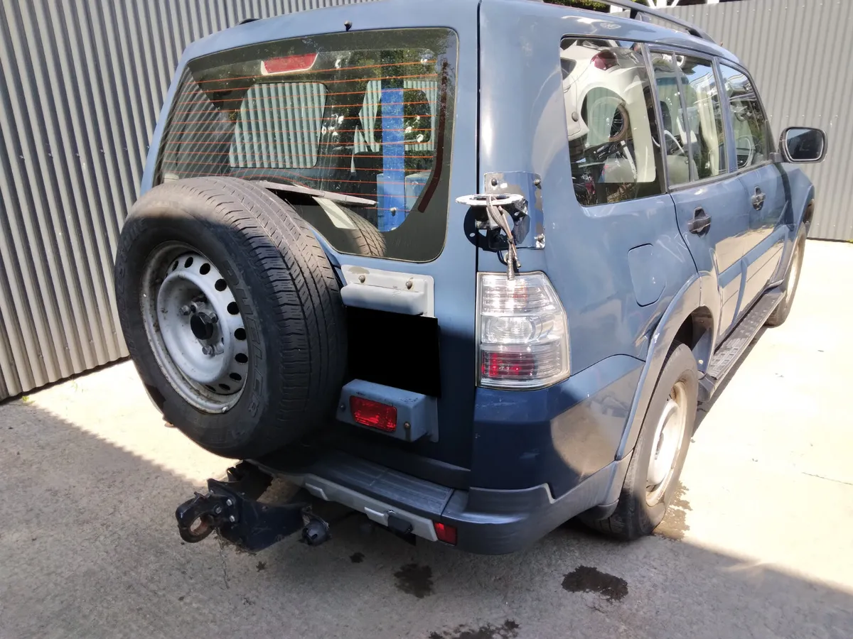 2009 MITSUBISHI PAJERO Breaking/Dismantling - Image 3