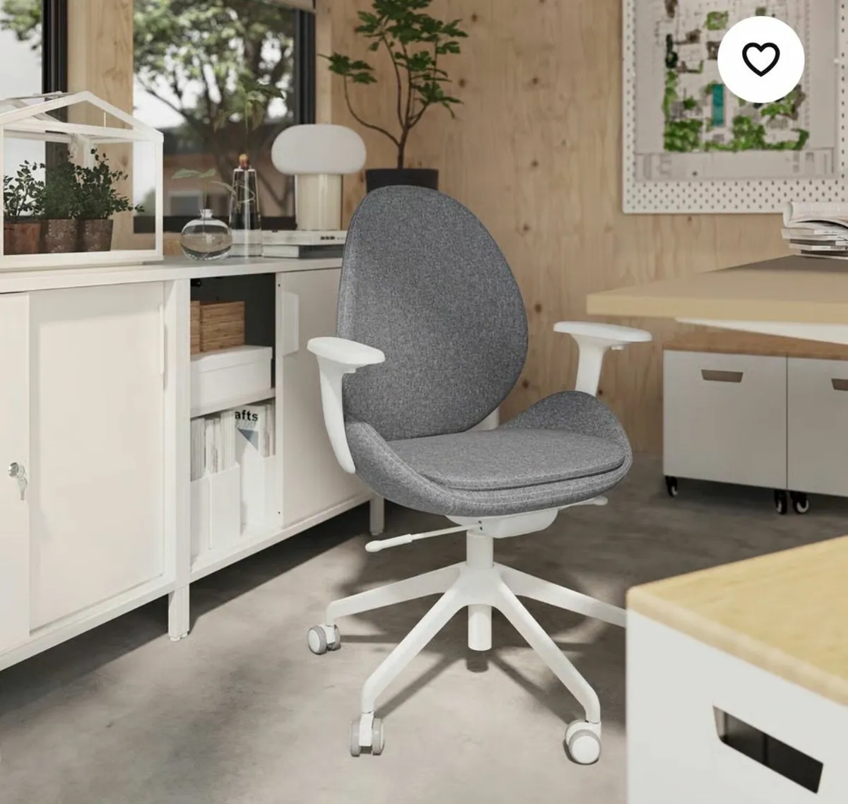 Office chair with armrests. - Image 1