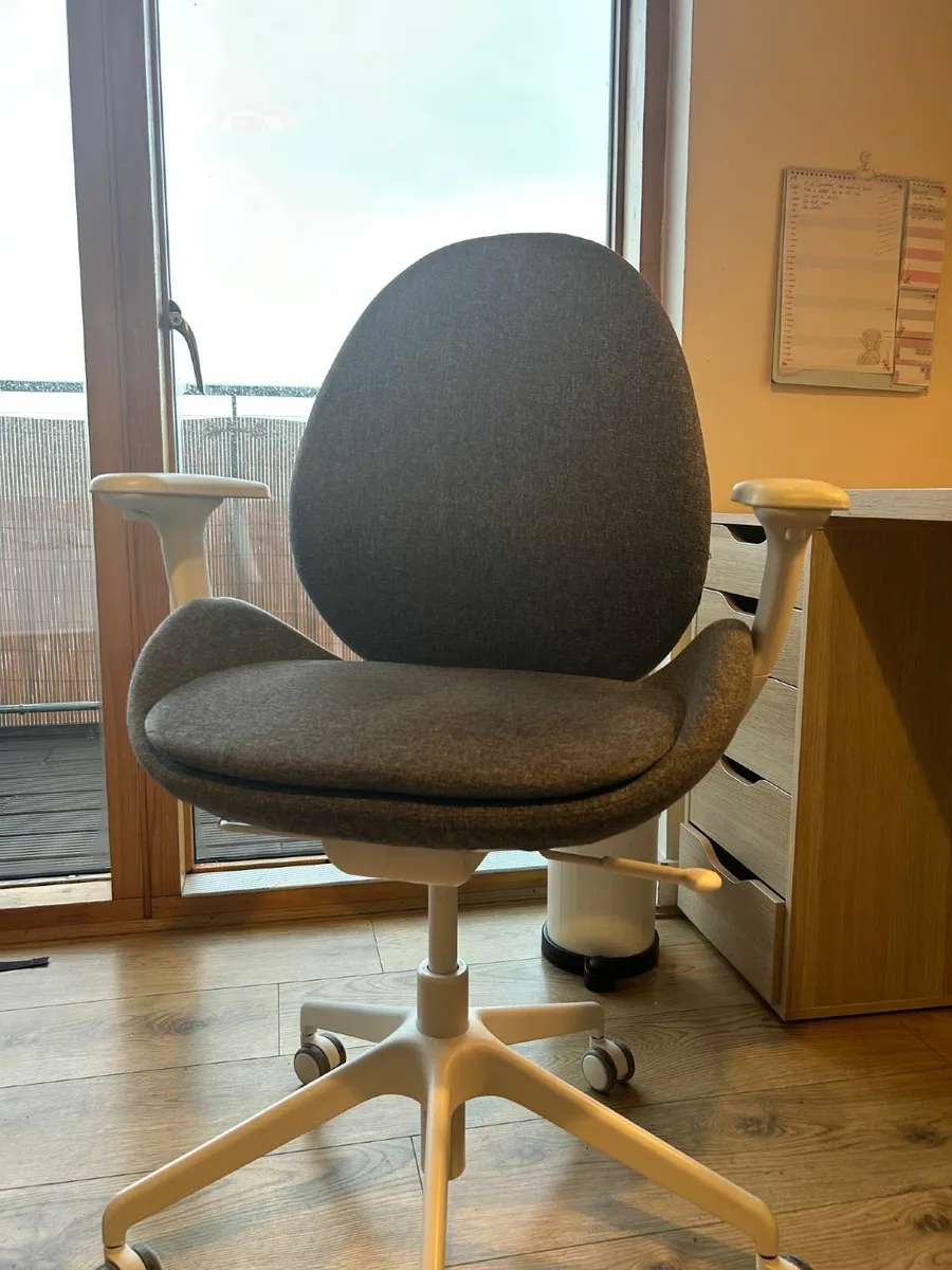 Office chair with armrests. - Image 1