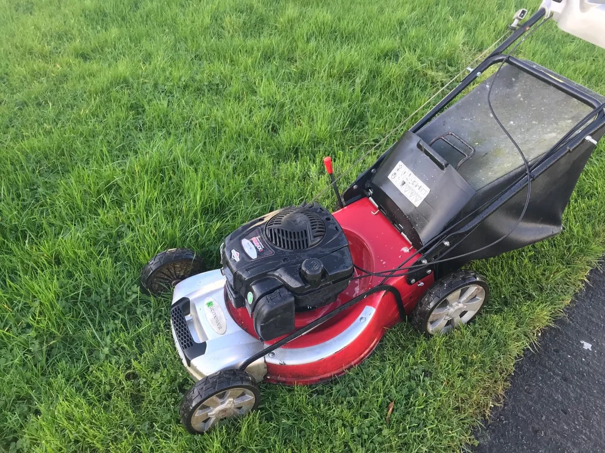 Briggs and stration Self drive lawnmower - Image 3