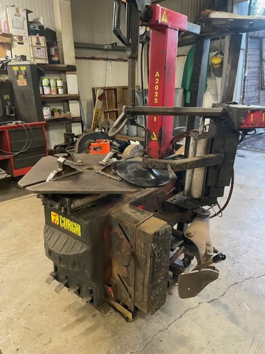 Corghi tyre changer with assit arm - Image 1