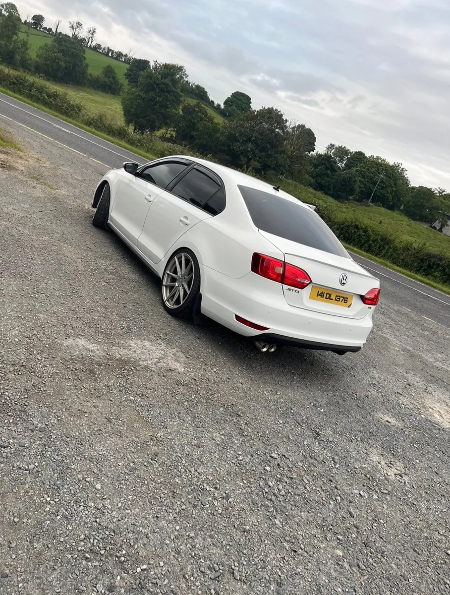 Volkswagen Jetta 2014 - Image 2