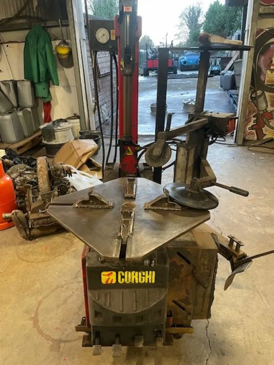 Corghi tyre changer with assit arm - Image 2
