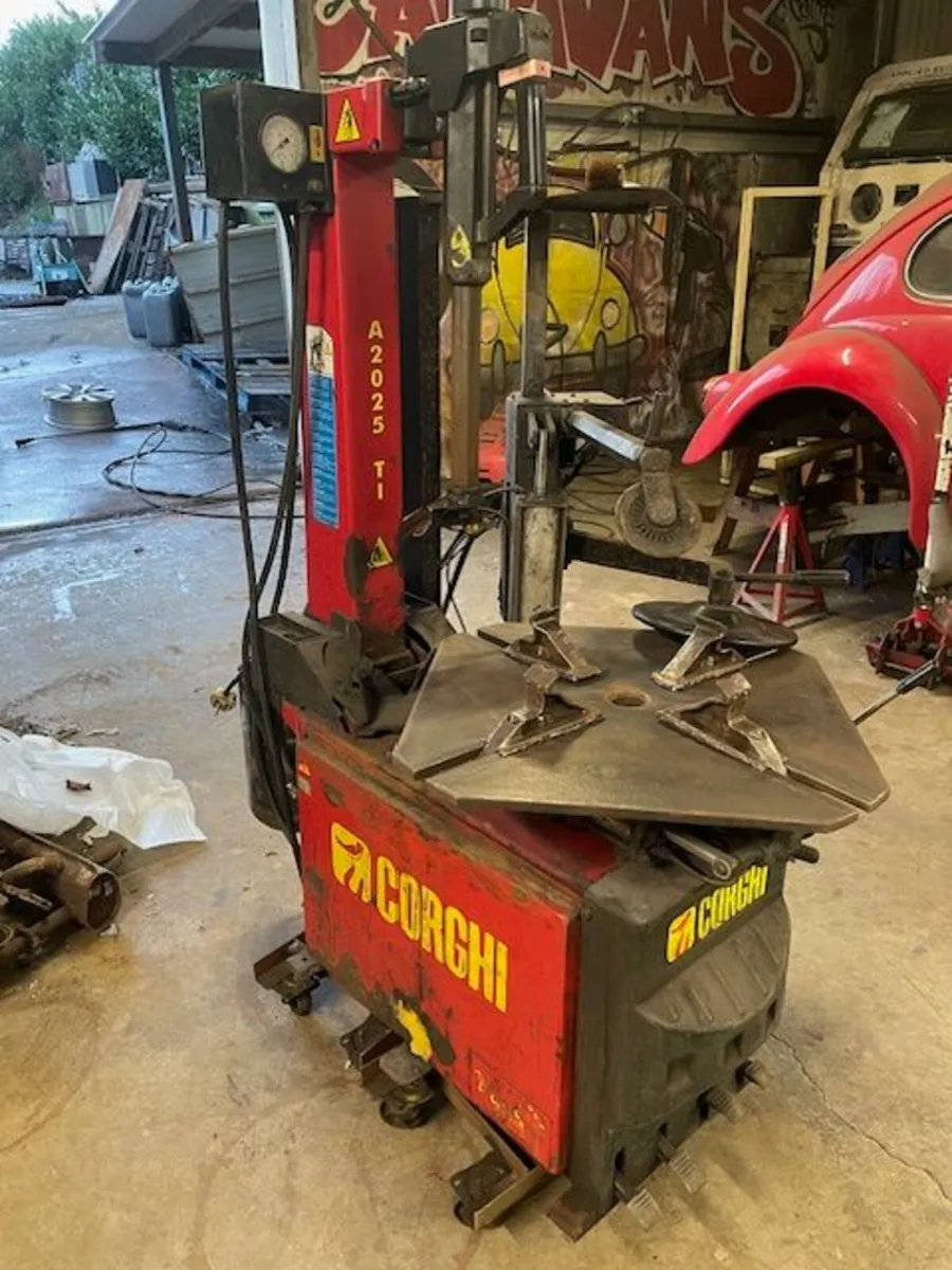 Corghi tyre changer with assit arm - Image 3