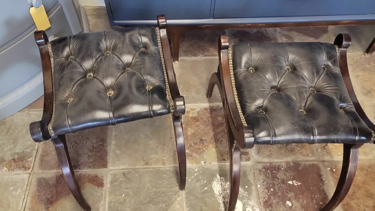 Pair vintage regency style button leather stools - Image 2