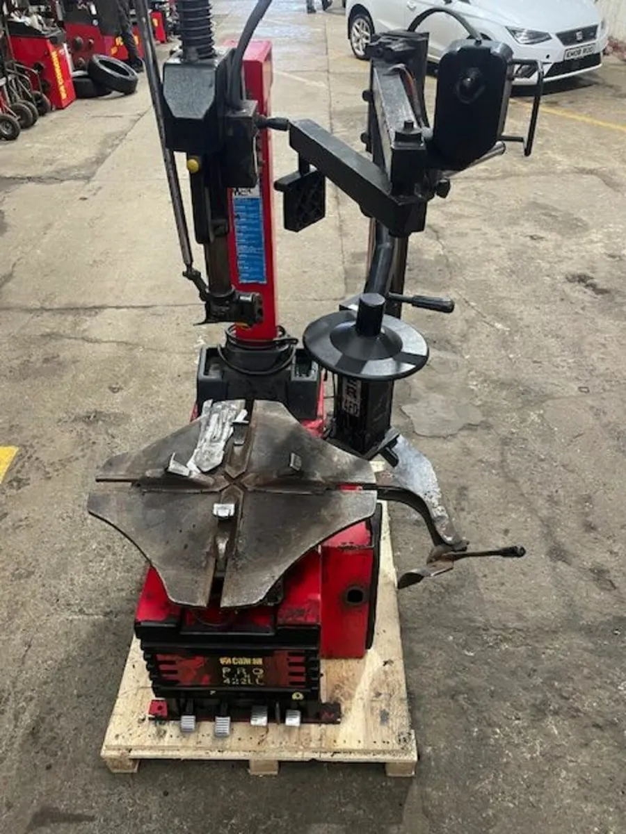 Corghi tyre changer with double assist arm - Image 1