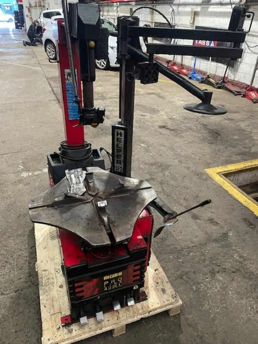 Corghi tyre changer with double assist arm - Image 2