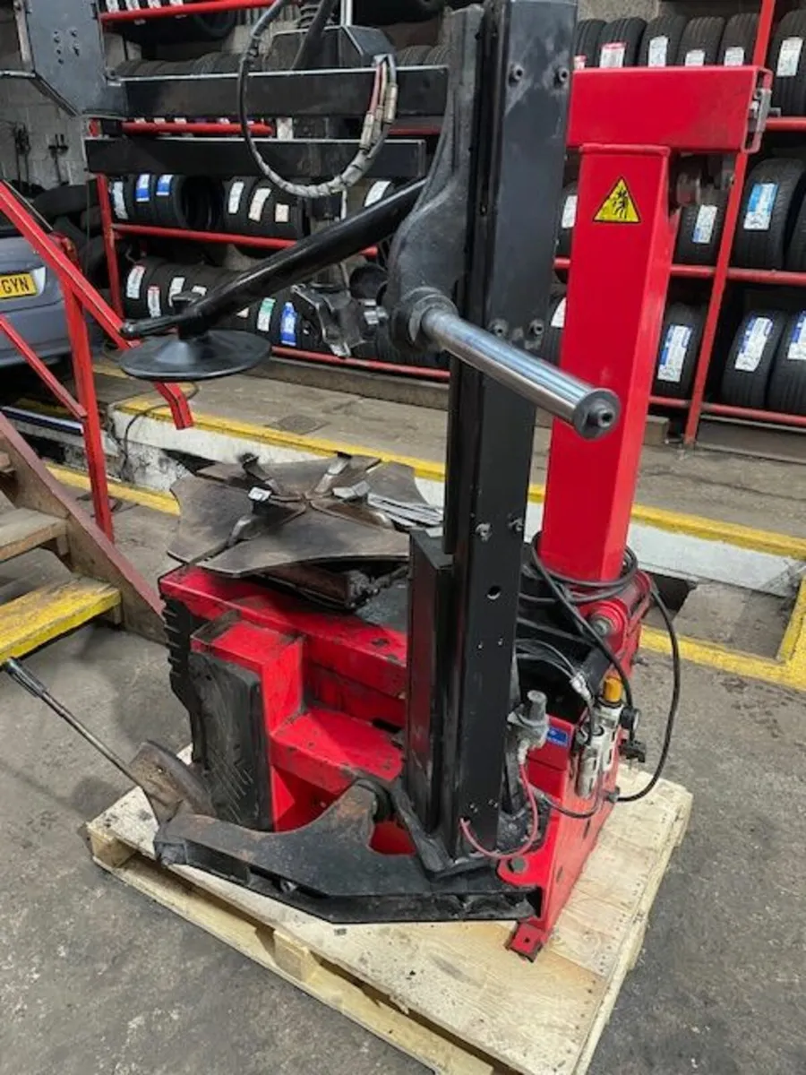 Corghi tyre changer with double assist arm - Image 3