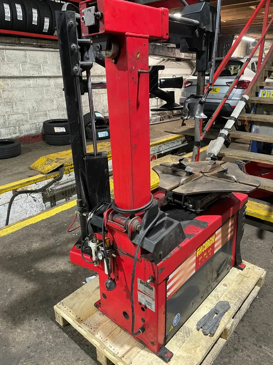 Corghi tyre changer with double assist arm - Image 4