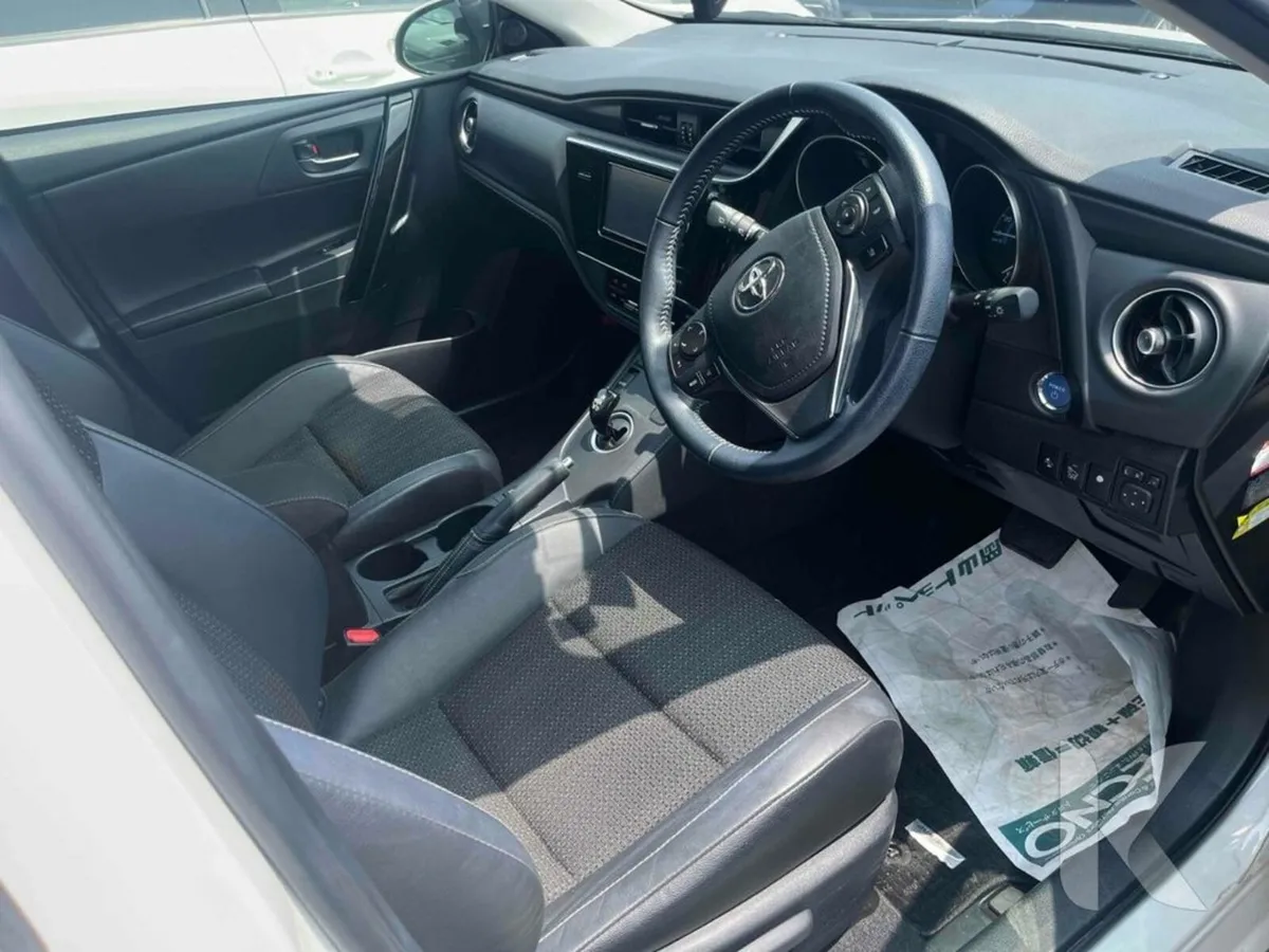 Toyota Auris HALF BLACK LEATHER - FACTORY ALLOYS - - Image 3