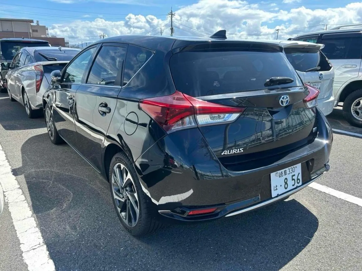 Toyota Auris HYBRID G PACKAGE - WHITE/BLACK LEATHE - Image 2