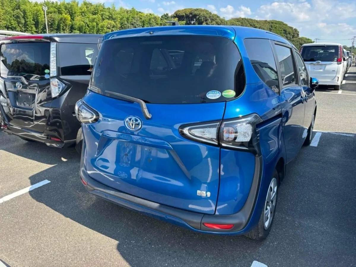 Toyota Sienta HYBRID - 7 SEATER - POWER DOORS - Image 2