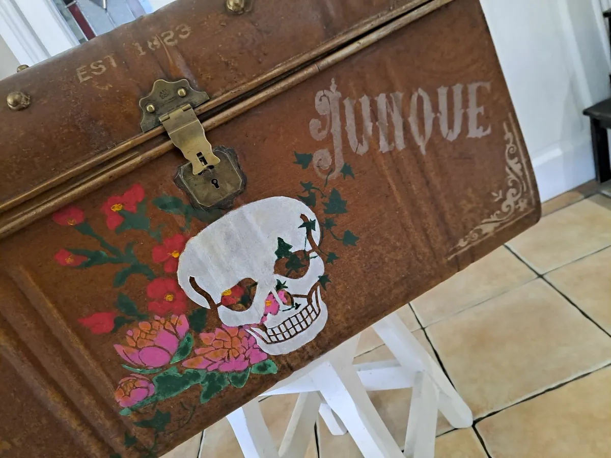 1940s, 50s metal storage trunk - Image 4