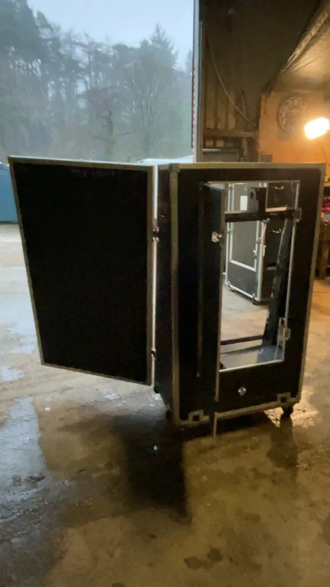 Selfie mirror flight case and tv - Image 2