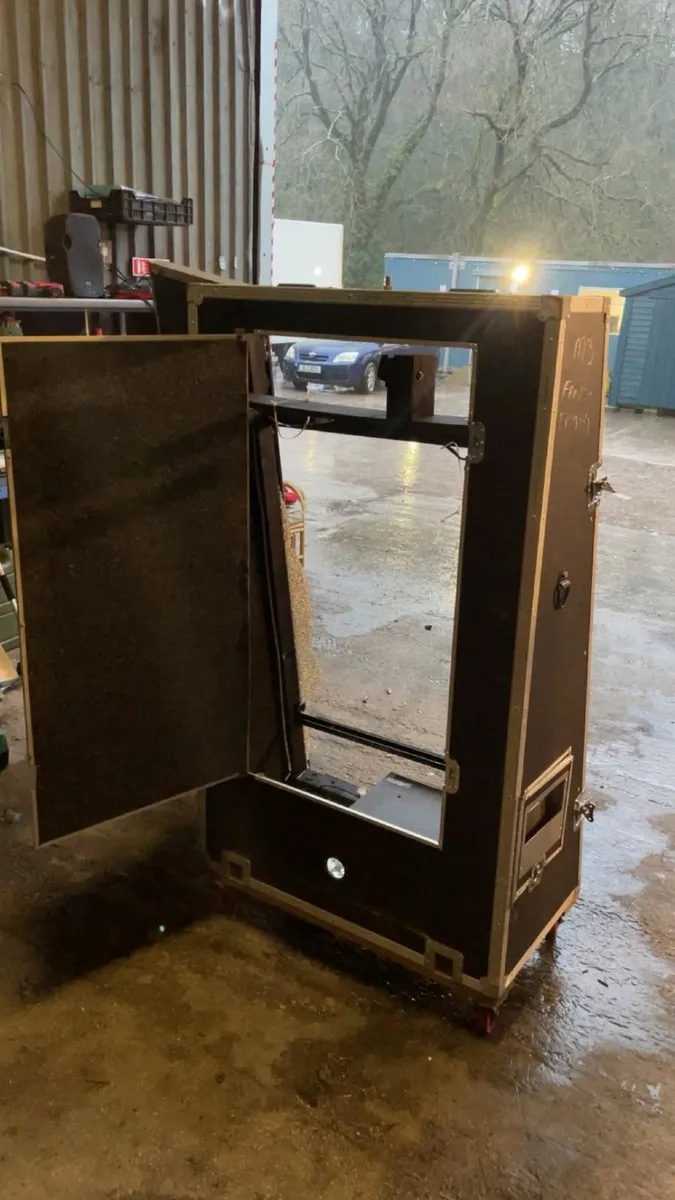 Selfie mirror flight case and tv - Image 3