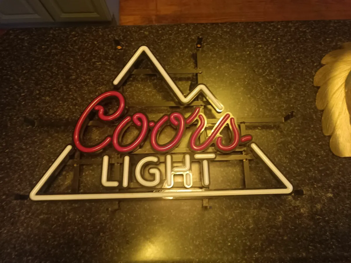 man cave memerobilia - Image 1